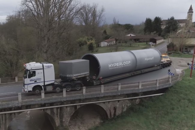 Un premier camion, sur un total de 7, a achemin un morceau de tube dont la longueur totale atteindra 300 mtres. (crdit : Hyperloop Transportation Technologies)