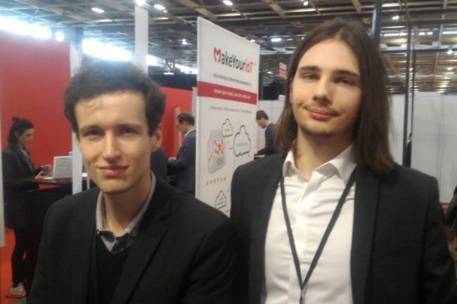 Thomas Solignac (à droite) et Guillaume Navarre (à gauche) respectivement directeur général et directeur de la communication de la start-up Golem.AI sur le salon e-marketing Paris le 12 avril 2018. (crédit : D.F.)
