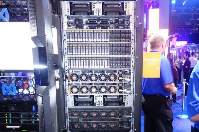 Présentée ici sur Dell Technologies World 2018, la baie flash NVMe PowerMax 8000 supporte jusqu’à 10 millions d’opérations entrées-sorties par seconde. (Crédit : LMI/MG)