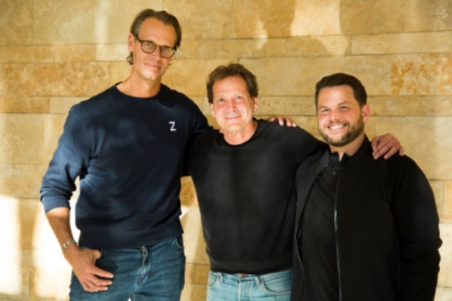 Jacob de Geer ( gauche), CEO et co-fondateur d'iZettle, aux cts de Dan Schulman (au centre), prsident et CEO de Paypal, et Bill Ready ( droite), COO de Paypal, runis pour le rachat par Paypal d'iZettle. (crdit : Business Wire)