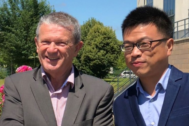 Jean-Marie Savalle, directeur général d'Isagri (à gauche) et Gang He, président de Sino Info. (crédit : Isagri)
