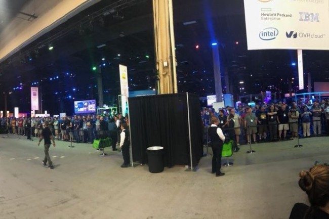 Hier à Las Vegas, les participants à VMworld attendent l'ouverture du hall d'exposition. (Crédit : VMworld Twitter)