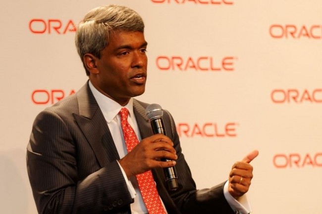 A la tête des équipes de développement chez Oracle, Thomas Kurian s'était particulièrement investi dans la croissance de l'activité cloud. Ci-dessus lors d'une conférence de presse en 2013. (Crédit : Oracle PR)