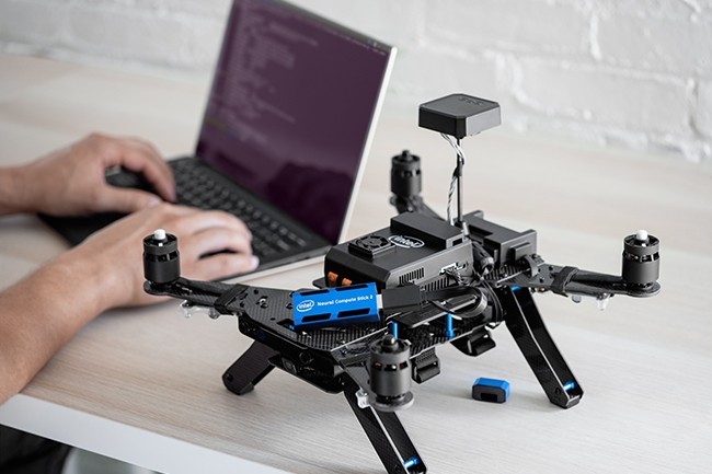 Le NCS 2 va permettre d'acclrer les prototypages de camras intelligentes, drones, robots industriels ou autres objets connects pour la prochaine smart home. (Crdit : Intel)