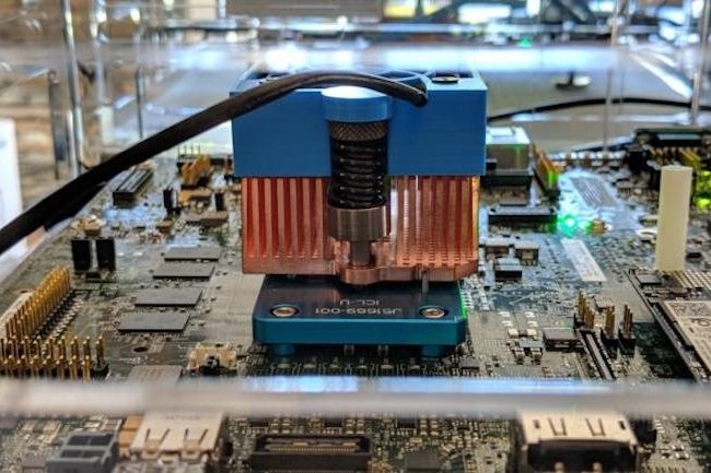 Intel ne publie pas le nom de code de ses futurs processeurs utilisant les curs Sunnycove, mais la monture bleue semble indiquer ICL-U, ce qui signifie probablement que ce sera Ice Lake U, qui indique qu'il s'agit d'une puce d'ordinateur portable de 15 watts. (Crdit IDG/Gordon Mah Ung)