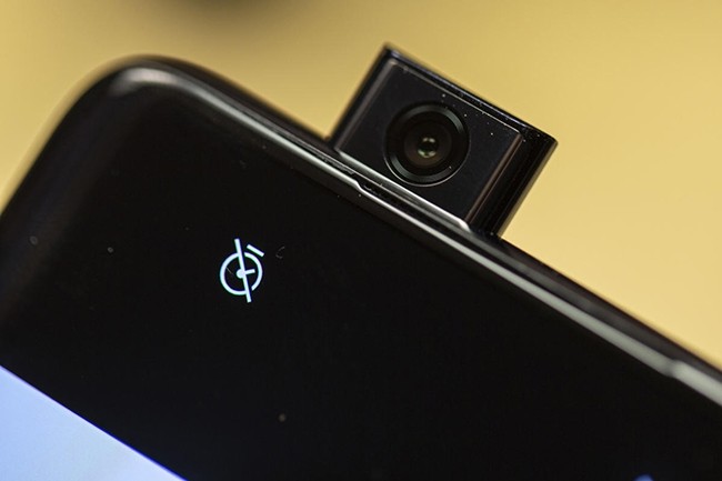 Sur son smartphone 7 Pro, OnePlus a rsolu le problme de l'encoche rserve  l'objectif frontal avec une camra  pop-up . (Crdit : Christopher Hebert / IDG)