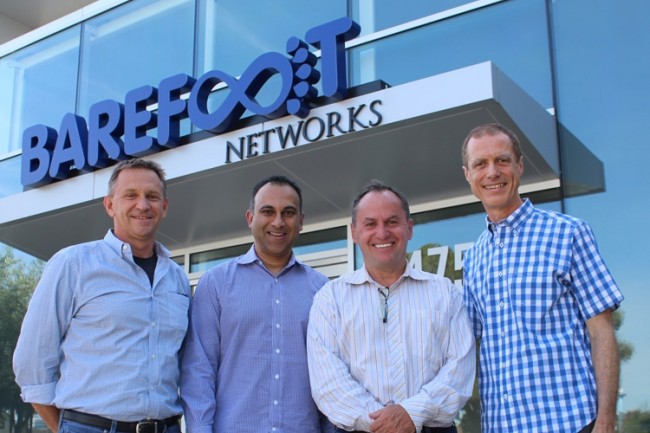 Craig Barratt, CEO de Barefoot Networks,  droite, etNavin Shenoy, directeur gnral de l'activitData Center Group d'Intel, 2e en partant de la gauche. (Crdit Intel)