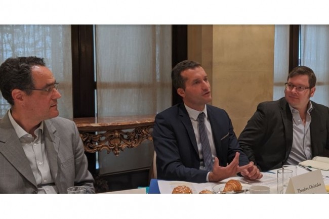 De gauche à droite : Stéphane Hadinger (responsable des technologies AWS), Théodore Christakis (professeur de droit international à l'Université Grenoble Alpes) et Dominic Trott (directeur de recherche associé en sécurité  européenne IDC) réunis sur Paris pour un point presse « Sécurité et conformité » ce 11 septembre 2019. (crédit : D.F.)