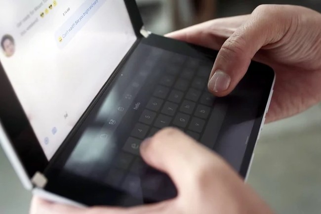 Microsoft a prsent son smartphone double cran, la Surface Duo, il faudra attendre l'anne prochaine pour la commercialisation. (Crdit Photo: Microsoft)