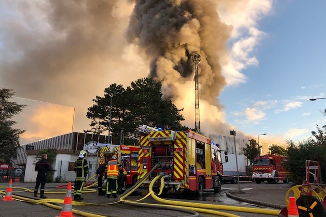 Le feu s'est dclar aux alentours de 7 heures ce matin et a t matris vers 10 heures. Une soixantaine d'entreprises taient installes dans le Bel Air Camp de Villeurbanne. (Crdit : Prfecture d'Auvergne-Rhne-Alpes)