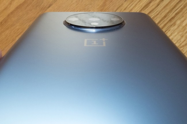 Le bloc de capteurs photo OnePlus 7T est prominent. (Crdit IDG)