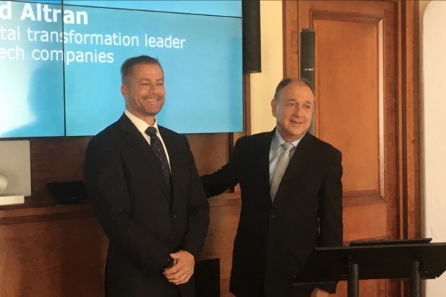 Paul Hermelin ( droite), PDG de Capgemini,etDominique Cerutti ( gauche), PDG du groupe Altran, le 25 juin lors de l'annonce de la proposition de rachat d'Altran au sige social de Capgemini. (Crdit : LMI/MG)