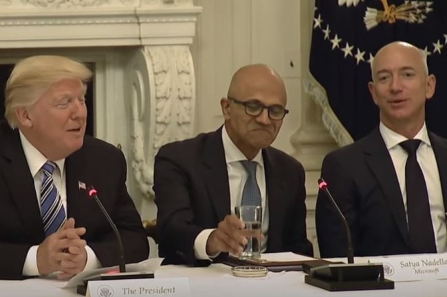 Donald Trump avait runi les CEO de Microsoft Satya Nadella (au centre) et d'Amazon Jeff Bezos ( droite) lors d'une runion avec les gants de l'industrie technologique et Internet en 2017. (crdit : White House)