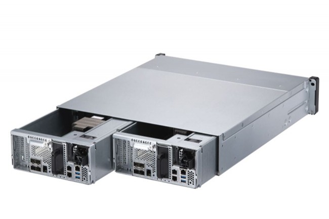 Chacun des deux contrôleurs offre quatre ports LAN SFP+ 10GoE et huit emplacements RDIMM pour une mémoire maximale de 512 Go. (Crédit : Qnap)