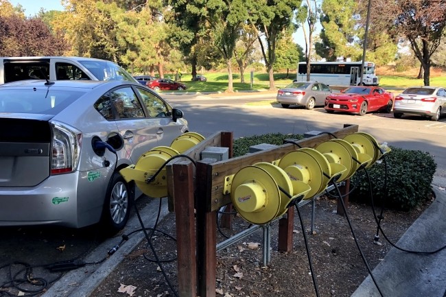 Des voitures lectriques rechargent leurs accumulateurs au sige de Google  Mountain View. (crdit SL)