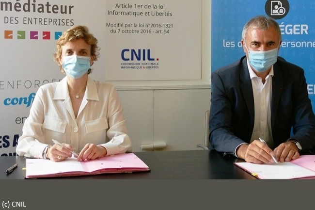 Marie-Laure Denis, Présidente de la CNIL (Commission nationale informatique et libertés, à gauche) et Pierre Pelouzet, Médiateur des entreprises (à droite), signent un partenariat pour trois ans au travers d’une convention. 