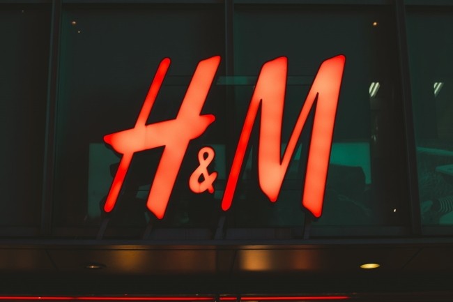 Avec 35 millions d'euros d'amende, la marque H&M devient la seconde plus forte sanction financière après celle de Google par la Cnil française. (Crédit Photo: Sei/Unplash)