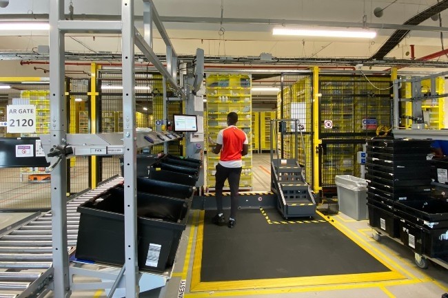 2000 robots vont et viennent dans l'entrep�t d'Amazon � Bretigny-sur-Orge pour optimiser le stockage et aider les op�rateurs � la pr�paration de commandes. (Photo E.Delsol)