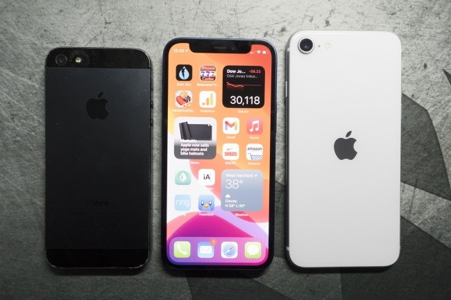 L'iPhone 12 mini au milieu de l'iPhone 5 à gauche et SE 2020 à droite fait bonne figure.(Crédit Photo: Michael Simon/IDG)
