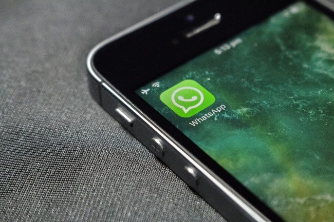 Face à la grogne et à l'exode des utilisateurs, WhatsApp temporise en décalant de 3 mois les évolutions de sa politique de partage de données personnelles. (Crédit Photo: Webster/Pixabay)