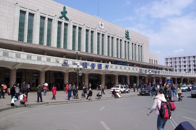 La gare de Dalian en Chine a t mise  l'arrt pendant une vingtaine d'heures. Le systme de gestion des trains utilise Flash d'Adobe. (Crdit Photo: Akiradhin/Wikipedia) 