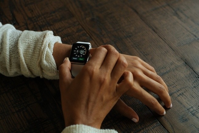 Avec 100 millions d'Apple Watch vendues, les entreprises pourraient s'en servir pour assurer la sécurité du télétravail. (Crédit Photo: 