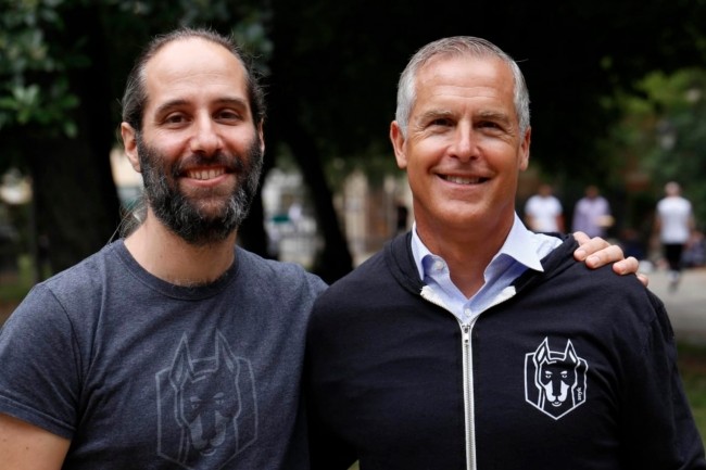 A gauche, Guy Podjarny, président de Snyk (qu'il a co-fondée avec Assaf Hefetz et Danny Grander), aux côtés de Peter McKay, CEO de la société. (Crédit : Snyk)