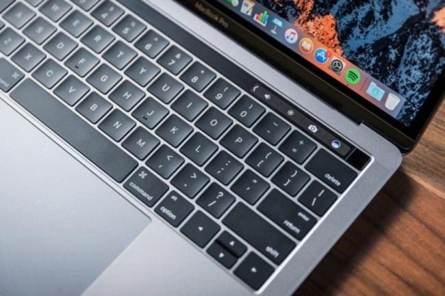 Le problème des MacBook 15'' vient du câble plat qui relie l'écran de l'ordinateur à la carte logique. Crédit photo : IDG