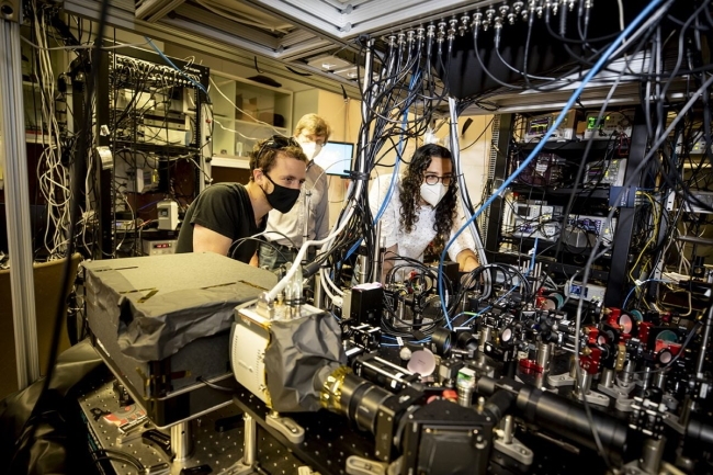 Des chercheurs de Harvard ont mis au point un ordinateur quantique dot de 256 qubits. (Crdit Photo: Rose Lindon/Harvard)