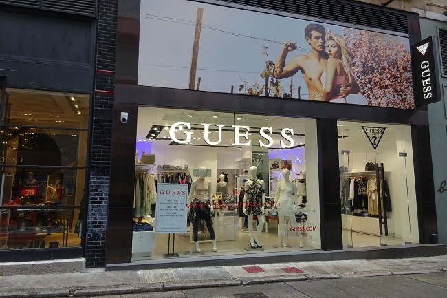 La marque Guess s'est appuyée sur la solution Qimaone pour améliorer le contrôle de la qualité de ses fournisseurs. (Crédit Photo : Thrum w Pesachoa/Wikipedia)