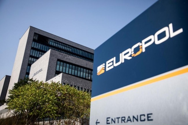 Europol a arr�t� 12 personnes qui seraient li�es � l�attaque de Norsk Hydro survenue en 2019. (Cr�dit : Europol)