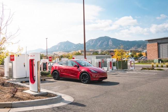 Tesla pr�voit de d�ployer des antennes Starlink sur ses stations Supercharger. (Cr�dit : Tesla)