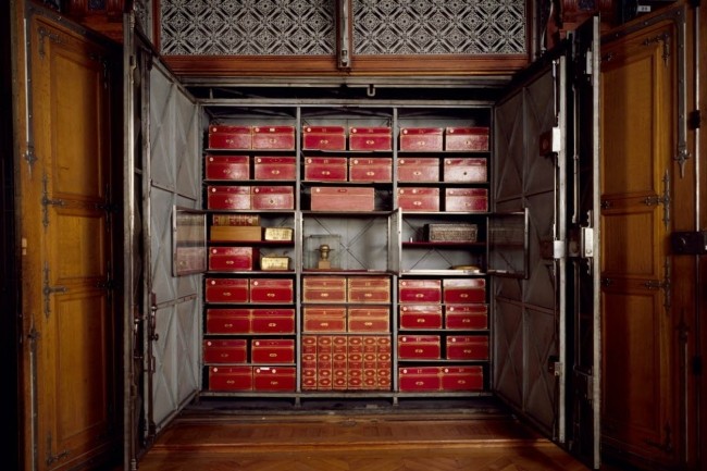Les deux textes encodés et stockés dans des capsules ont été déposés dans l'armoire de fer des Archives nationales, à Paris. (Crédit : Archives nationales)
