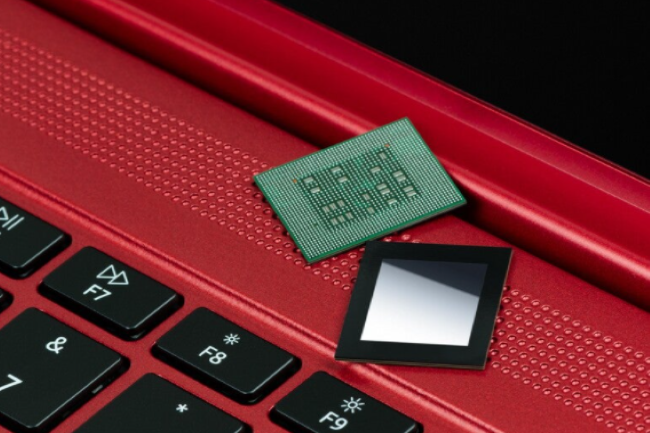 Avec les puces Snapdragon 8c Gen 3, Qualcomm entend bien séduire les fabricants de PC avec de meilleures performances et une connectivité 5G. (Crédit Photo: Qualcomm)
