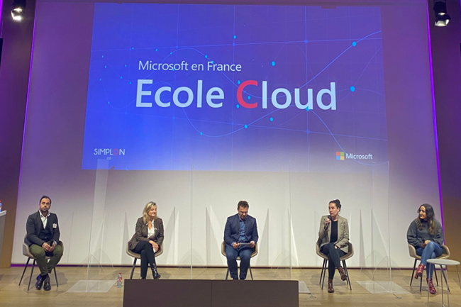 Corine de Bilbao, présidente de Microsoft France, Frédéric Bardeau, co-fondateur de Simplon et leurs partenaires ont célébré ce mardi 7 décembre le 1er anniversaire de leurs écoles du cloud solidaires. (Crédit photo : Microsoft)