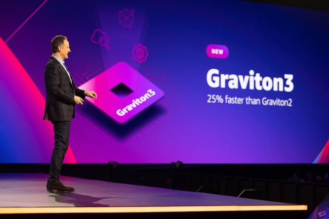 Adam Selipsky a présenté en avant-première les dernières puces serveurs ARM Graviton 3 conçues par AWS. (Crédit : AWS)