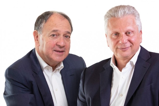Aiman Ezzat (à droite) a été nommé DG de Capgemini en septembre 2019 avant de succéder en mai 2020 à Paul Hermelin (à gauche), toujours président du conseil d'administration du groupe français. (Crédit : Capgemini)
