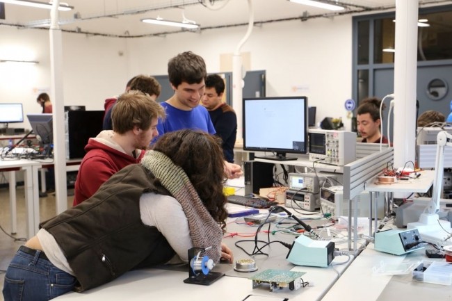 A l’Iteem, les élèves ingénieurs tentés par la création d'entreprises technologiques collaborent avec les chercheurs de Centrale Lille. (Crédit photo : Centrale Lille) 