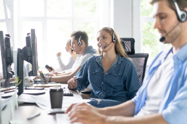 Destiné aux centres d'appels, Zoom Contact Center entend simplifier le quotidien des téléconseillers sur site ou en télétravail. (Crédit Photo : Zoom)