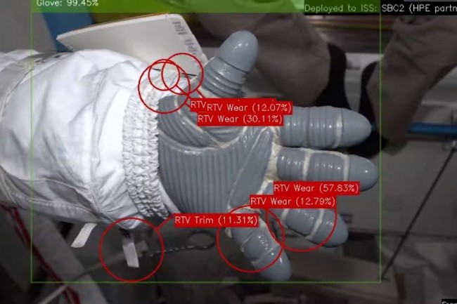 La technologie IA de Microsoft coupl�e au syst�me HPE Spaceborne Computer-2 est en test � la NASA pour anticiper l'usure des gants d'astronautes dans l'ISS. (cr�dit : Microsoft)