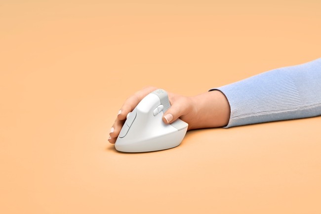 Logitech dévoile sa souris ergonomique sans-fil Lift. (Crédit : Logitech)
