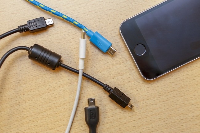 Le Parlement européen a voté en faveur de l'adoption d'un chargeur universel USB-C et pour une norme de recharge sans fil. (Crédit : Parlement européen)