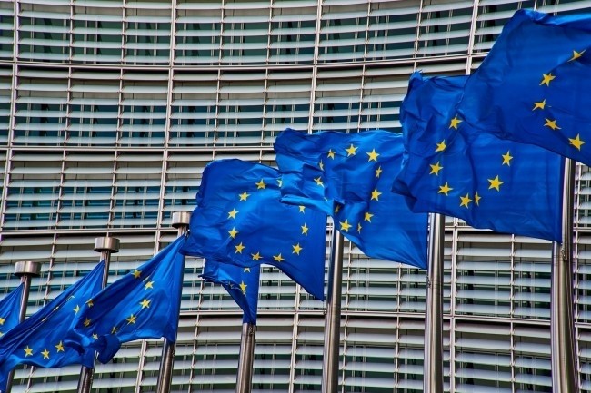 L'UE a validé le Digital Services Act qui vient compléter le Digital Markets Act pour réguler les acteurs du numérique. Ils entreront en vigueur en 2023. (Crédit Photo : Pixabay)
