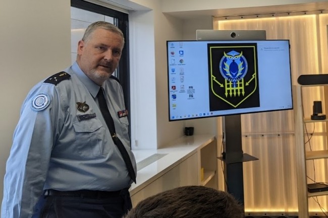 Le général de division Marc Boget, commandant la gendarmerie dans le cyberespace dans les locaux du ComCyberGend à Sèvres à l'occasion d'un point presse lundi 30 mai 2022. (crédit : D.F.)
