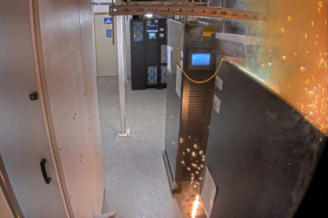 Les caméras de surveillance d'OVH montrent le début de l'incendie dans le datacenter SBG2 au niveau des batteries et onduleurs. (Crédit Photo : OVH)