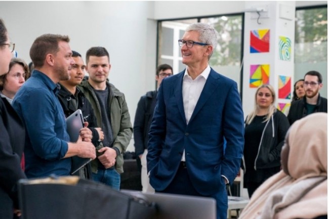 Tim Cook, CEO d'Apple, en visite à l'école Simplon lors du lancement des formations intensives à iOS en 2019. (Crédit photo: Simplon)