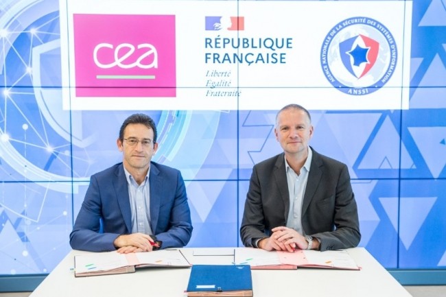 Alexandre Bounouh (directeur du CEA-List) à gauche et Guillaume Poupard (directeur général de l'Anssi) ont signé un contrat-cadre de 3 ans officiellement ce 28 juin 2022. (crédit : Anssi)