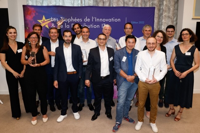 Photo de famille des lauréats, représentants et gagnants ainsi que l'équipe en charge de l'organisation et de l'animation des Trophées de l'Innovation et de la Distribution 2022 réunis le 4 juillet 2022 à Paris. (crédit : D.R.)