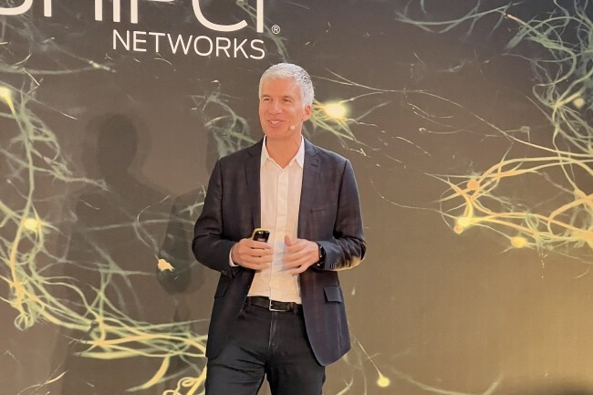 Le CEO de Juniper Networks Rami Rahim lors du lancement de la famille Metro Cloud. (Crédit S.L.)