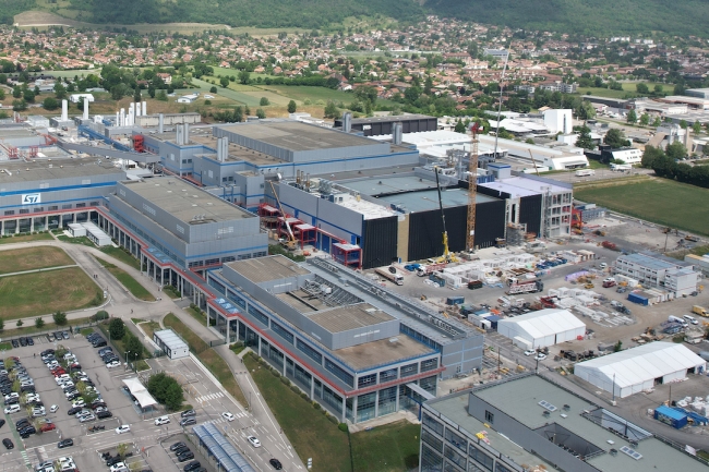 Le site de STMicroelectronics à Crolles va accueillir une extension partagée avec GlobalFoundries pour produire à terme des puces gravées en 8 nm. (Crédit STM)